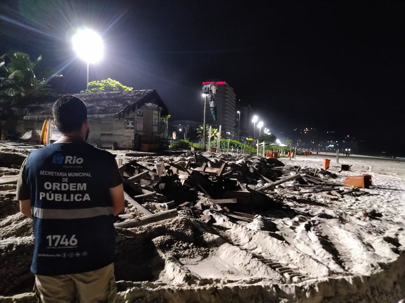 Puxadinhos chiques em quiosques da Praia da Barra são demolidos