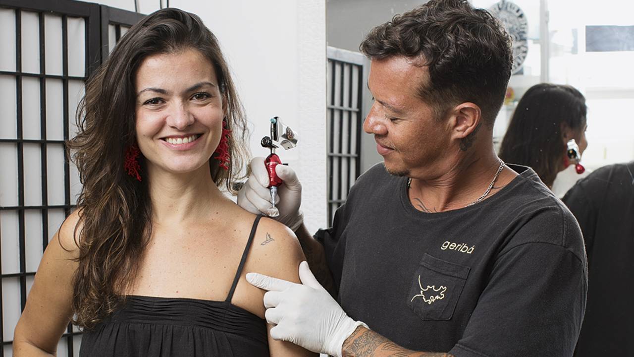 Charme discreto: Nina Alvarenga fez um beija-flor com o tatuador Godri -