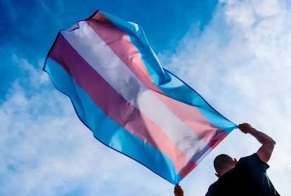 Foto mostra bandeira trans