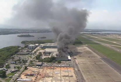 Terminal de cargas do Galeão: fumaça provocada por incêndio de grandes proporções foi vista de vários bairros da cidade.