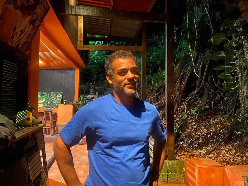 Marcelo Mello, diretor do Nós do Morro – Foto de Larissa Nascimento Foto mostra diretor de teatro; Ele usa camisa azul e apoia as mãos na cintura