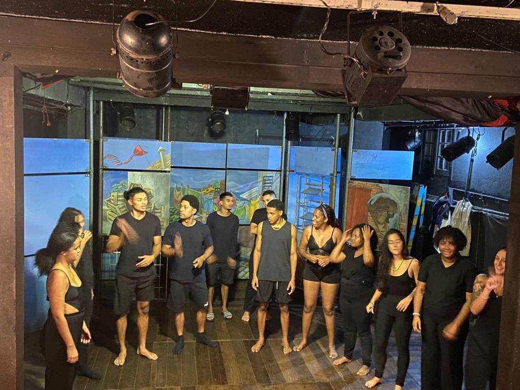 Nós do Morro – Foto de Maria Lins Foto mostra grupo de teatro com jovens ensaiando