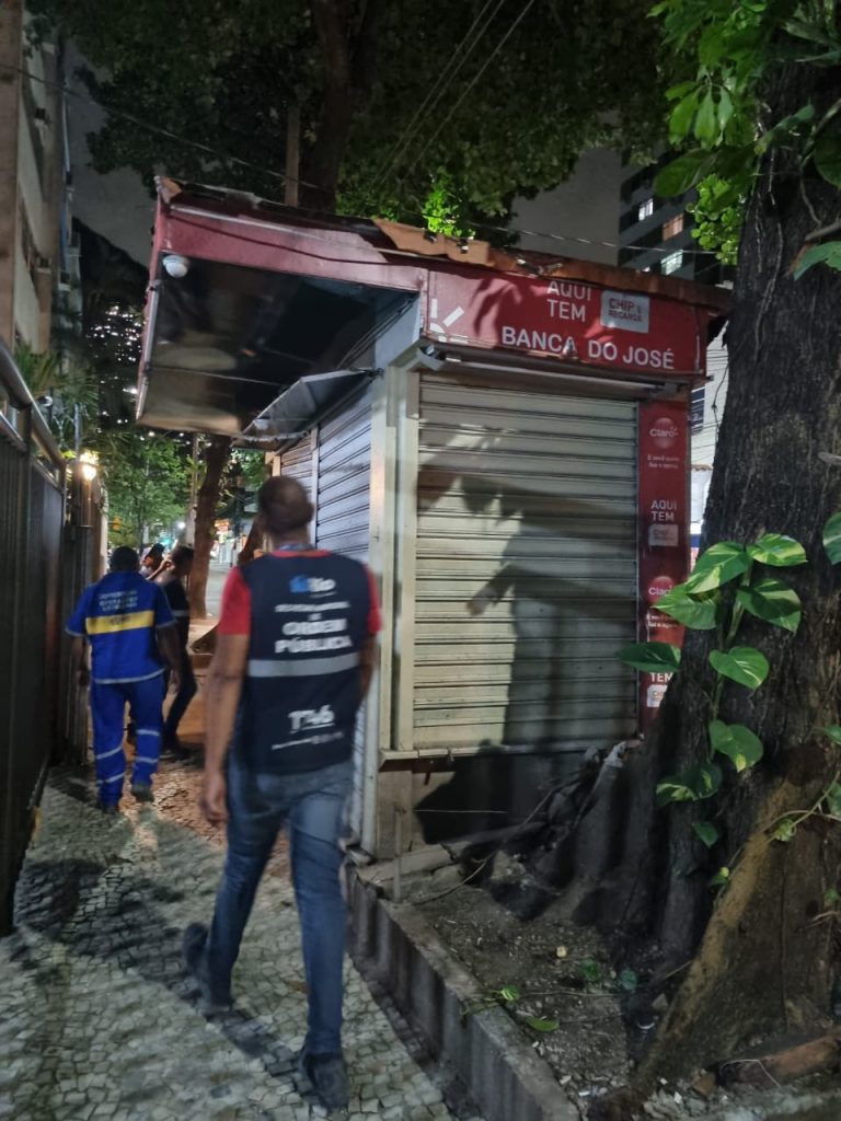 Fim da história: removida banca ocupada por usuários de drogas em Botafogo