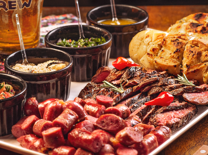 Mad Brew: bombom de alcatra, pão de alho, linguiça, chimichurri e farofa Mad Brew: bombom de alcatra, pão de alho, linguiça, chimichurri e farofa