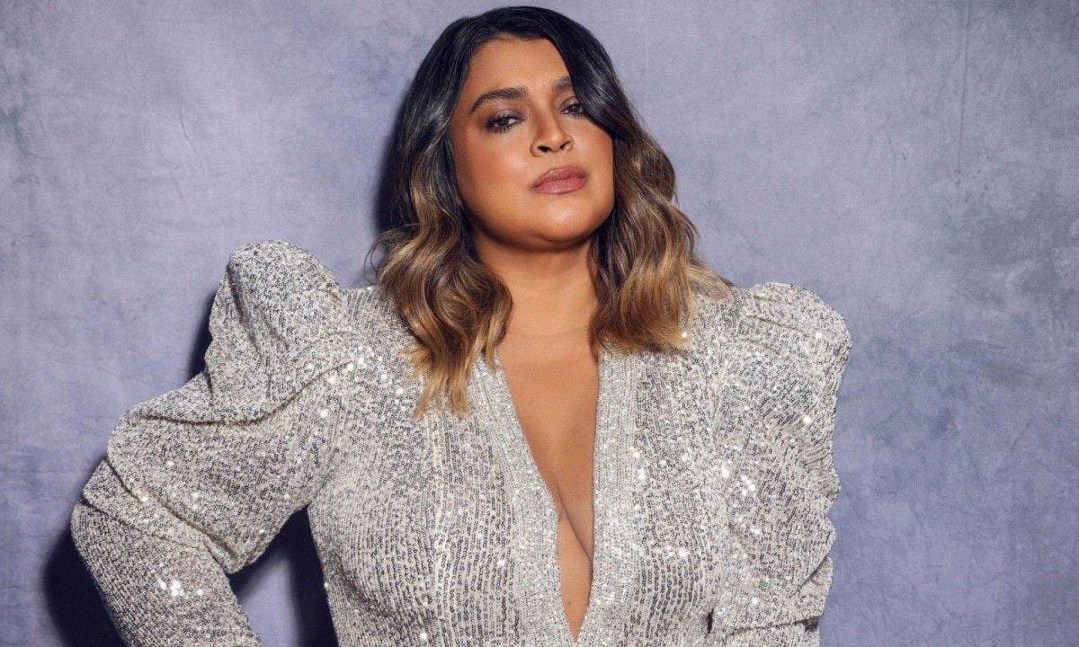 Preta Gil de body prata com mangas bufantes