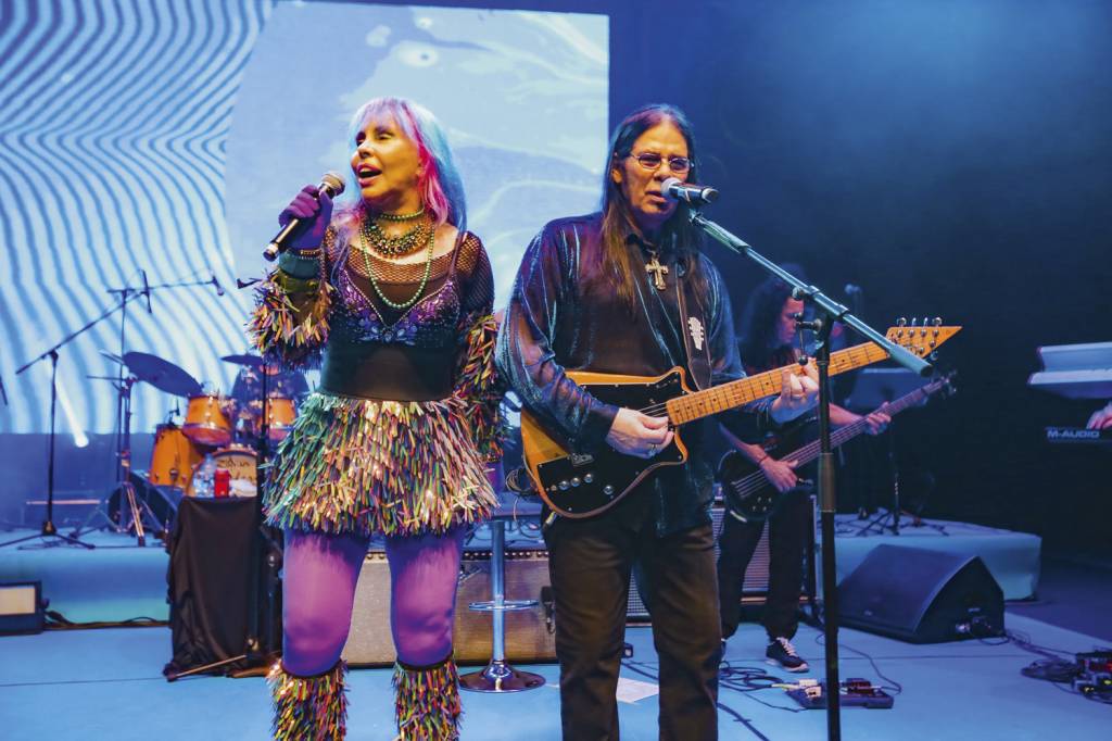 Baby e Pepeu se encontram no palco da Fundição no show 140 Graus