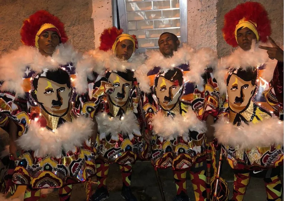 Bate-bolas usam fantasia com rosto de Adolf Hitler no Carnaval do Rio