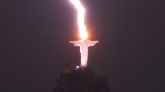 Foto de raio atingindo o Cristo vai parar em jornais do mundo todo