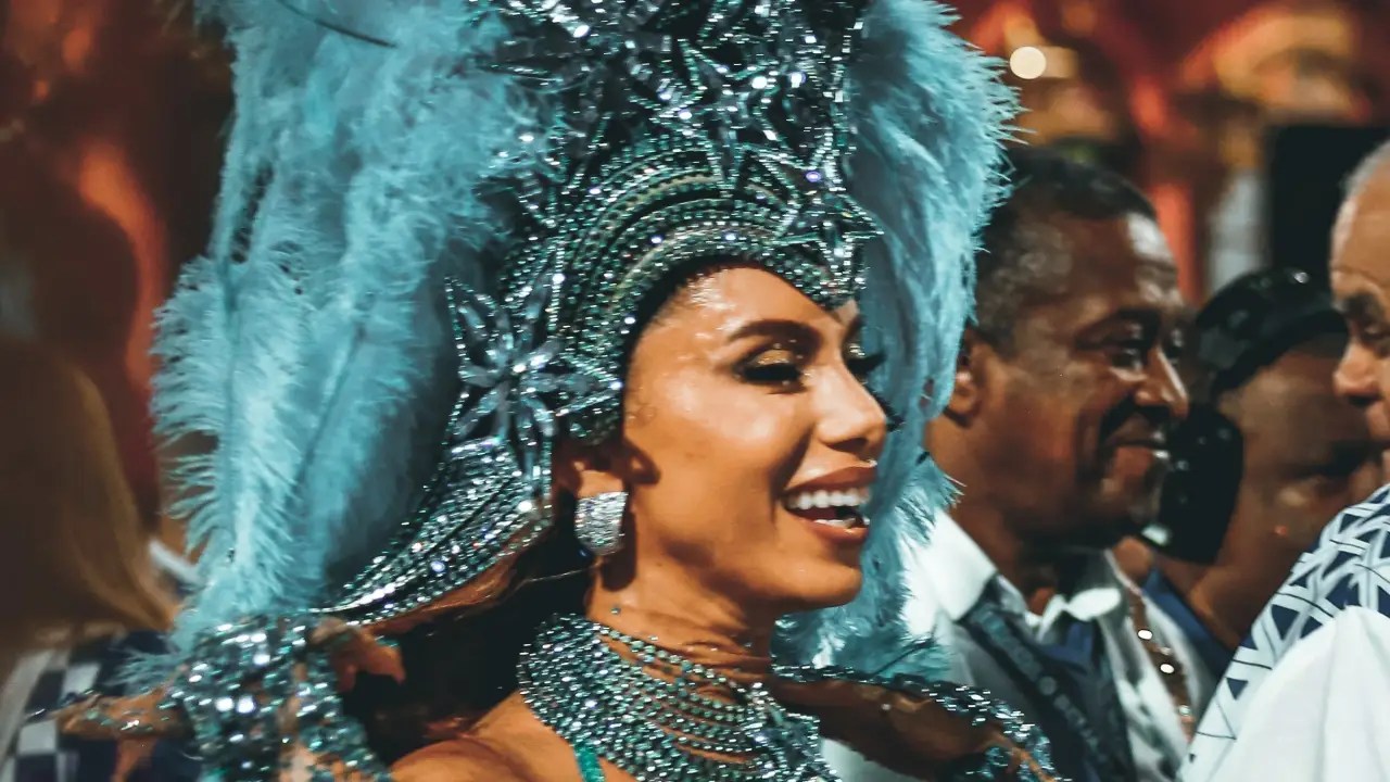 Foto mostra Anitta usando fantasia azul