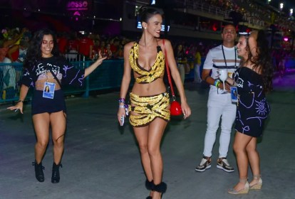 Bruna Marquezine com roupa de bananas na pista da Sapucaí