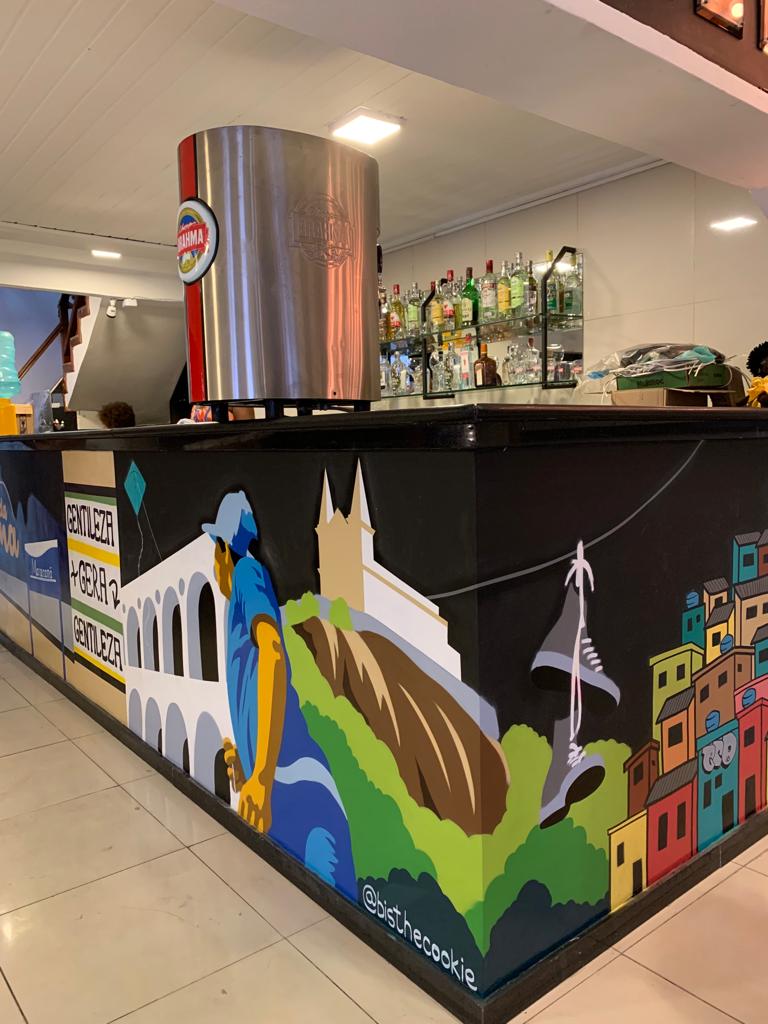 da gema Zona Norte: grafite no balcão visita a Igreja da Penha
