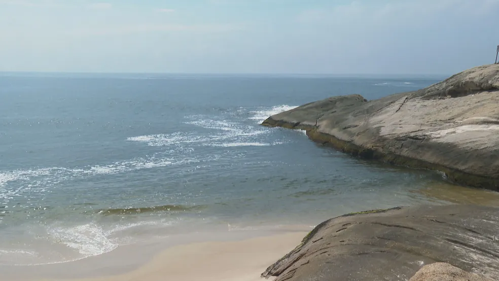 É poluição? Após dias de Caribe, por que mar de praias cariocas está marrom