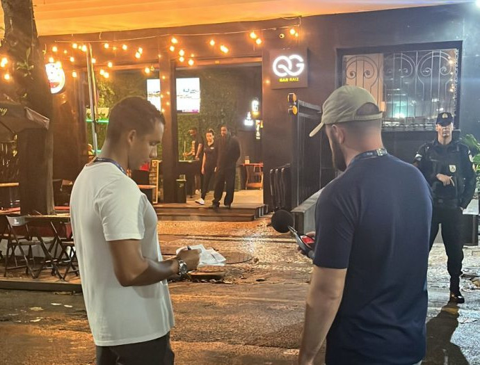 Sem permissão, bares do Baixo Botafogo invadem calçadas com mesas