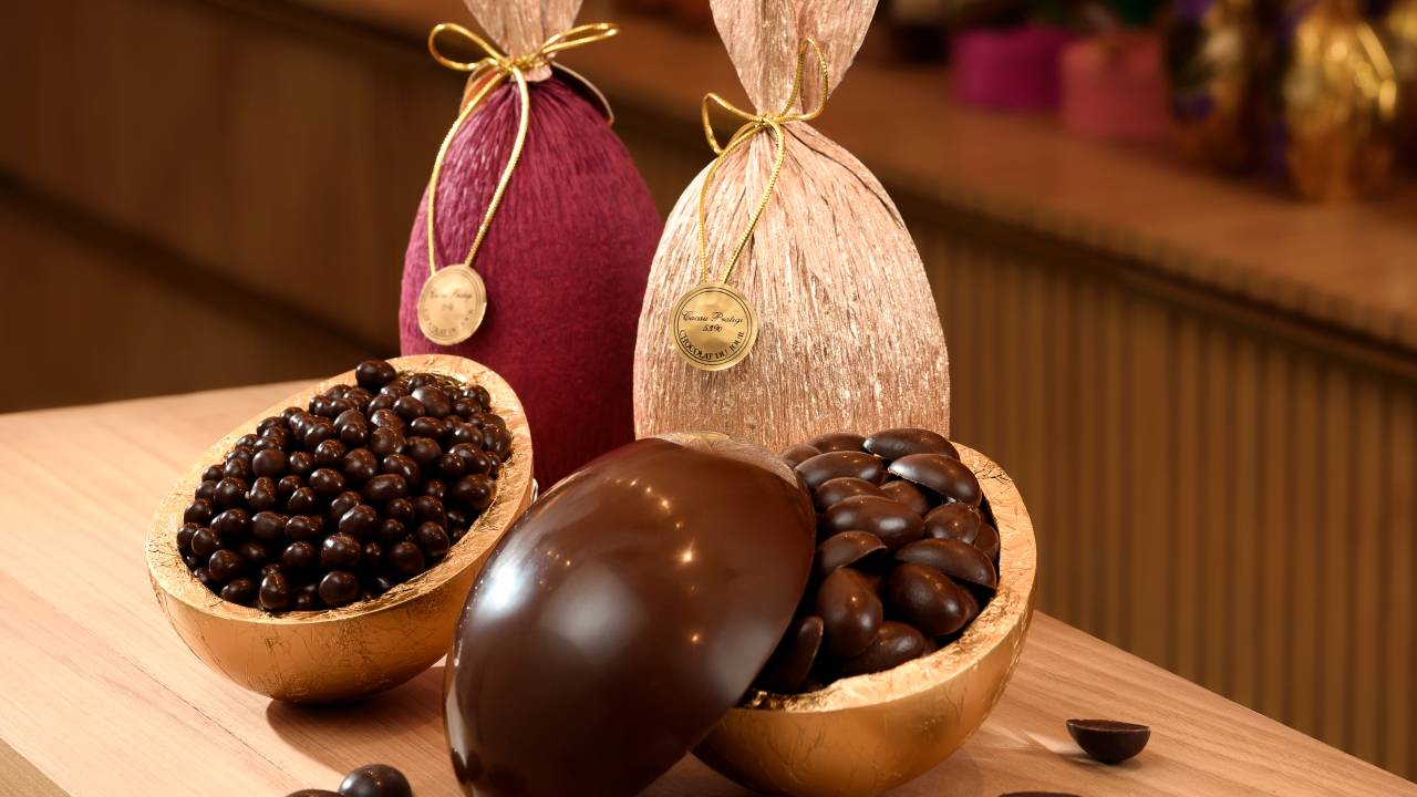 Feito de cacau selecionado da fazenda da Chocolat du Jour, o ovo 80% é recheado com metades de ovinhos no mesmo sabor. 319 reais (400 gramas) na nova loja da marca no Shopping Leblon ou no site www.chocolatdujour.com.br.