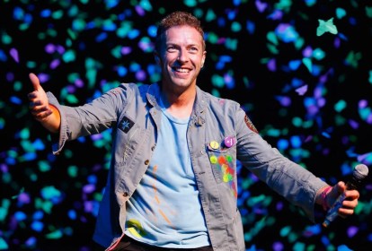 Foto mostra o vocalista da banda Coldplay