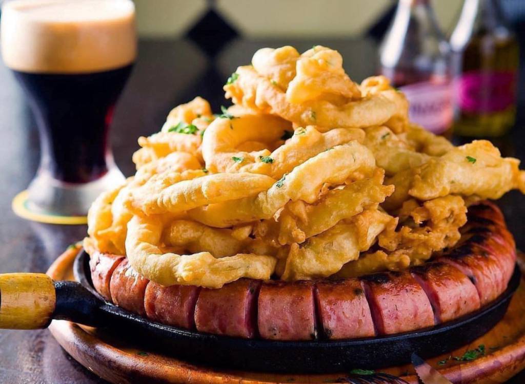 Joelho de porco ‘al mare’: Enchendo Linguiça abre quiosque em Copacabana