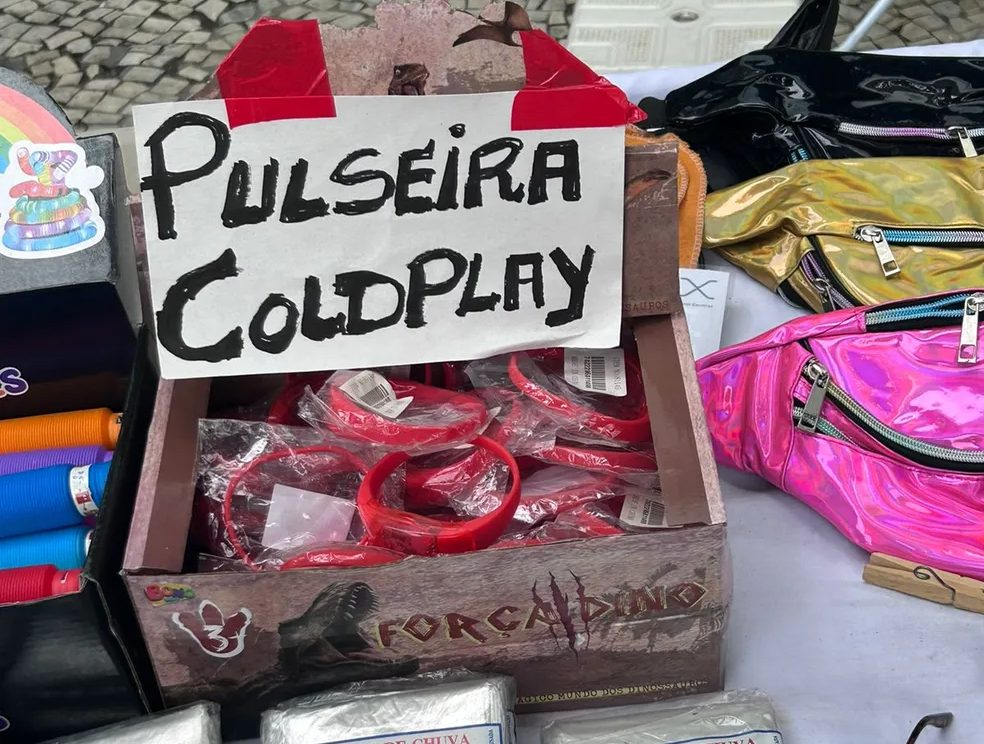 Devolveu e se arrependeu? Camelôs vendem “réplica” de pulseira do Coldplay