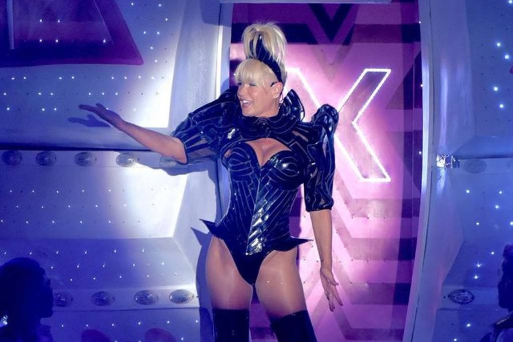 Pé quebrado e famosos extasiados: os destaques do cruzeiro da Xuxa
