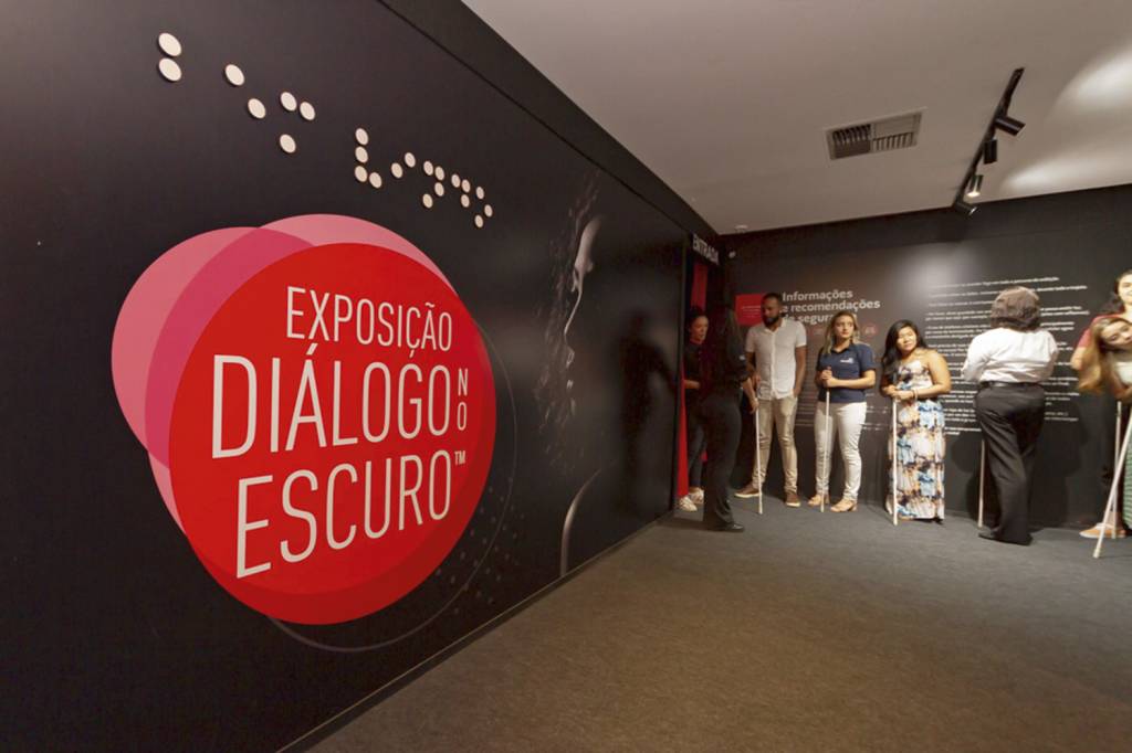 Na mostra imersiva Diálogo no Escuro, o público não enxerga nada