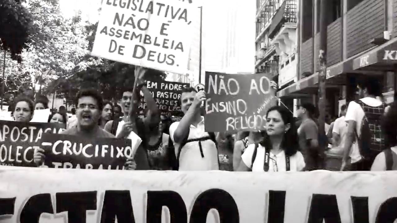 Foto mostra manifestação de pessoas em prol do estado laico
