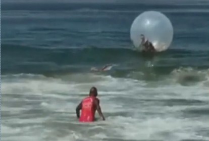 Salva-vidas resgatam casal preso em bolha inflável na Praia de Copacabana