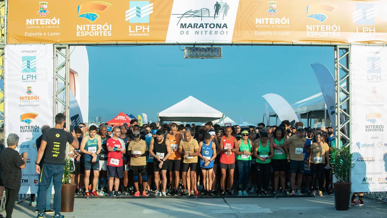 Foto mostra corredores prestes a começar corrida