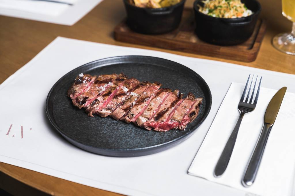 Clan BBQ_Bife de Chorizo, arroz maluco, batata rústica_Cred Avocado Mídia – Bernardo Britto Clan BBQ_Bife de Chorizo, arroz maluco, batata rústica_Cred Avocado Mídia – Bernardo Britto