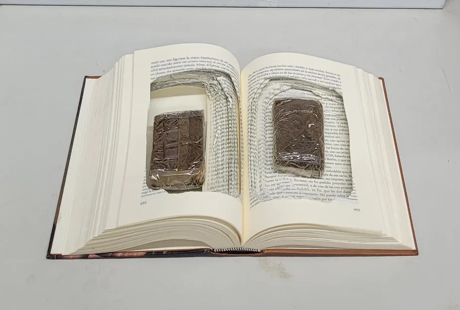 Receita encontra haxixe no miolo de livros enviados da Espanha para o Rio