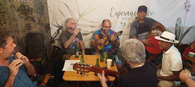 Samba de primeira com Dudi Baratz (voz e chocalho), Pedro Holanda (voz e cavaco), Sandrinho (percussão), Zinho Brown (de chapéu, pandeiro) e Alexandre Caudi (sopros), além de várias canjas e participações.