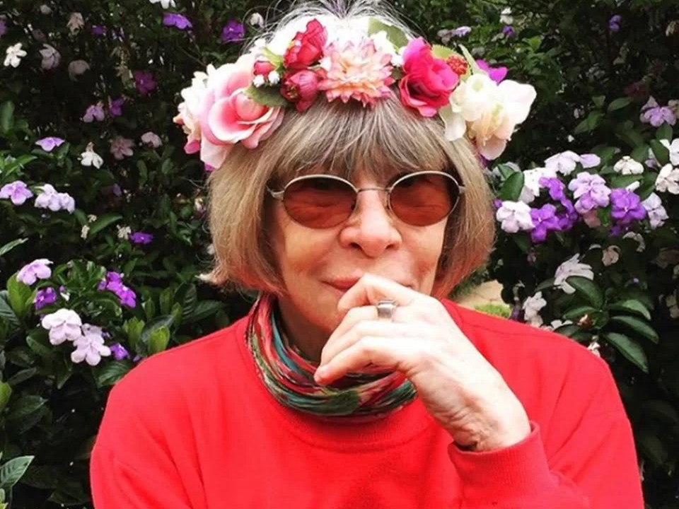 Foto mostra Rita Lee com coroa de flores