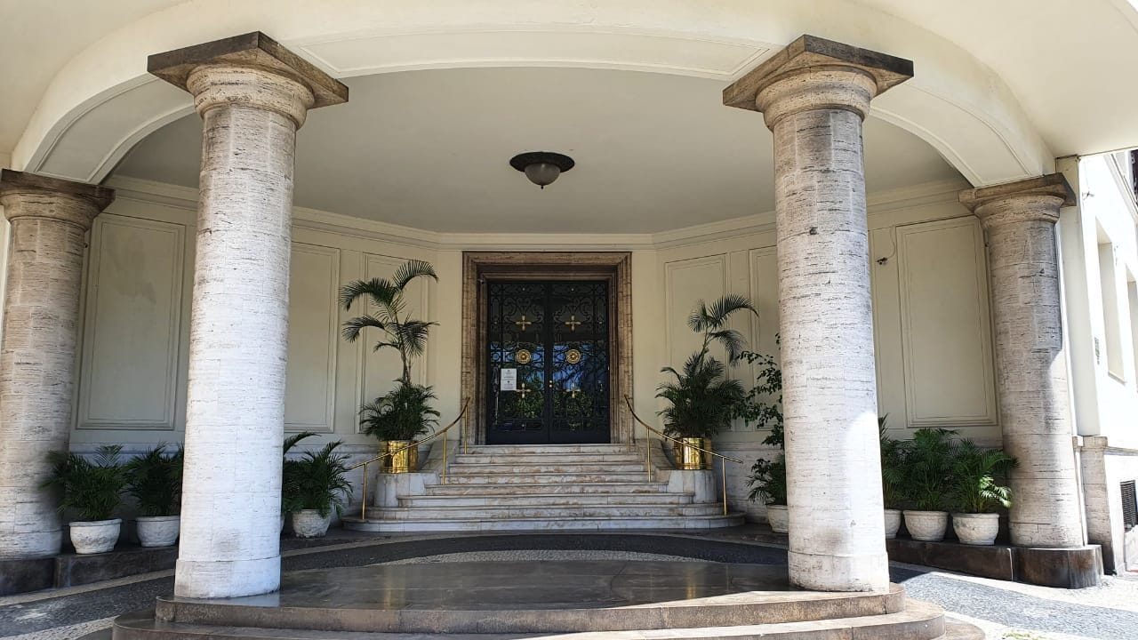 Foto mostra entrada do edifício