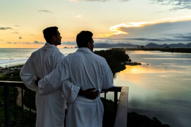 Foto casal LGBTQIA+_Grand Hyatt Pessoas LGBTQIA+ podem aproveitar o hotel com desconto especial