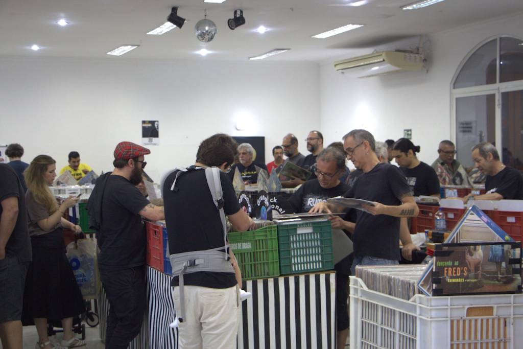 Som na caixa: feira voltada para amantes de vinil tem raridade e promoção