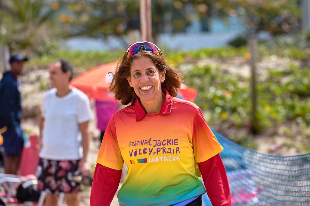 Jackie Silva organiza torneio de vôlei de praia LGBTQIA+