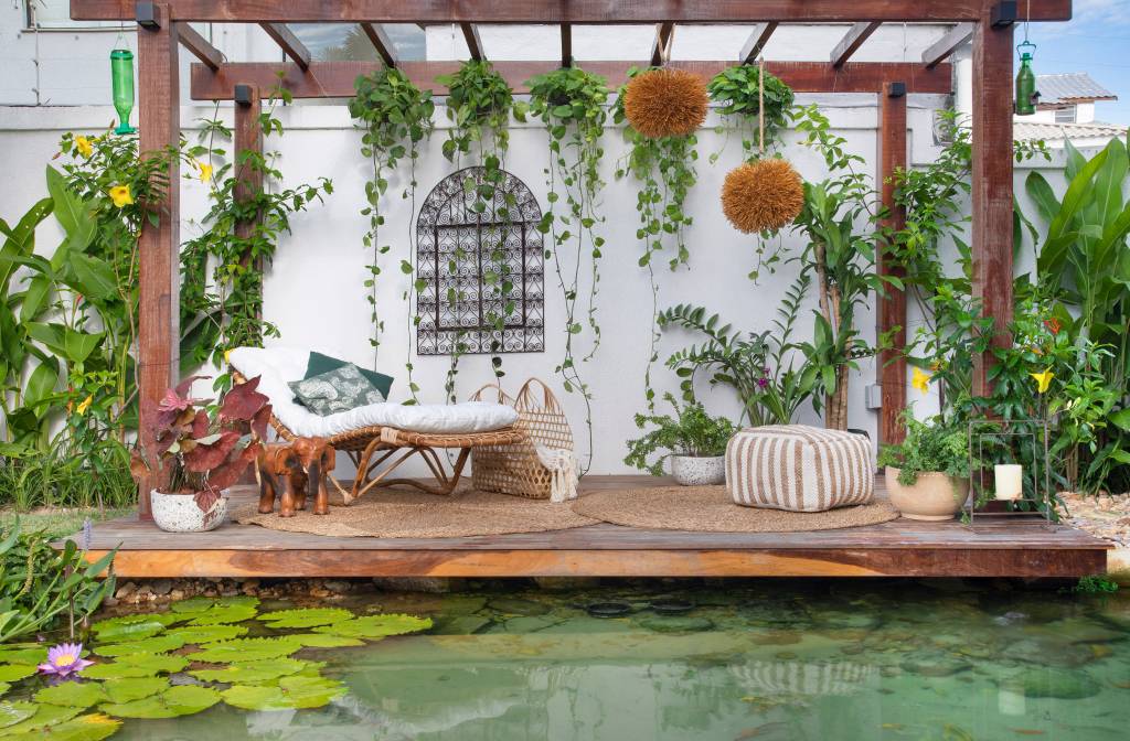 Jardim de 900 m² tem lago com peixes, praia de areia branca e pomar