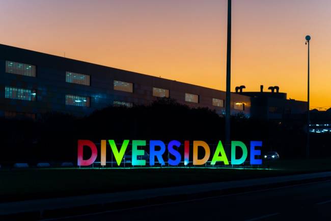 RIOgaleão – Orgulho, Respeito, Diversidade – Crédito André Tedesco (4) RIOgaleão instala letreiros em celebração ao mês do Orgulho LGBTQIA+