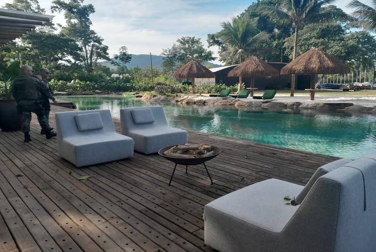 Após ser fotografado em lago particular, Neymar é multado mais uma vez