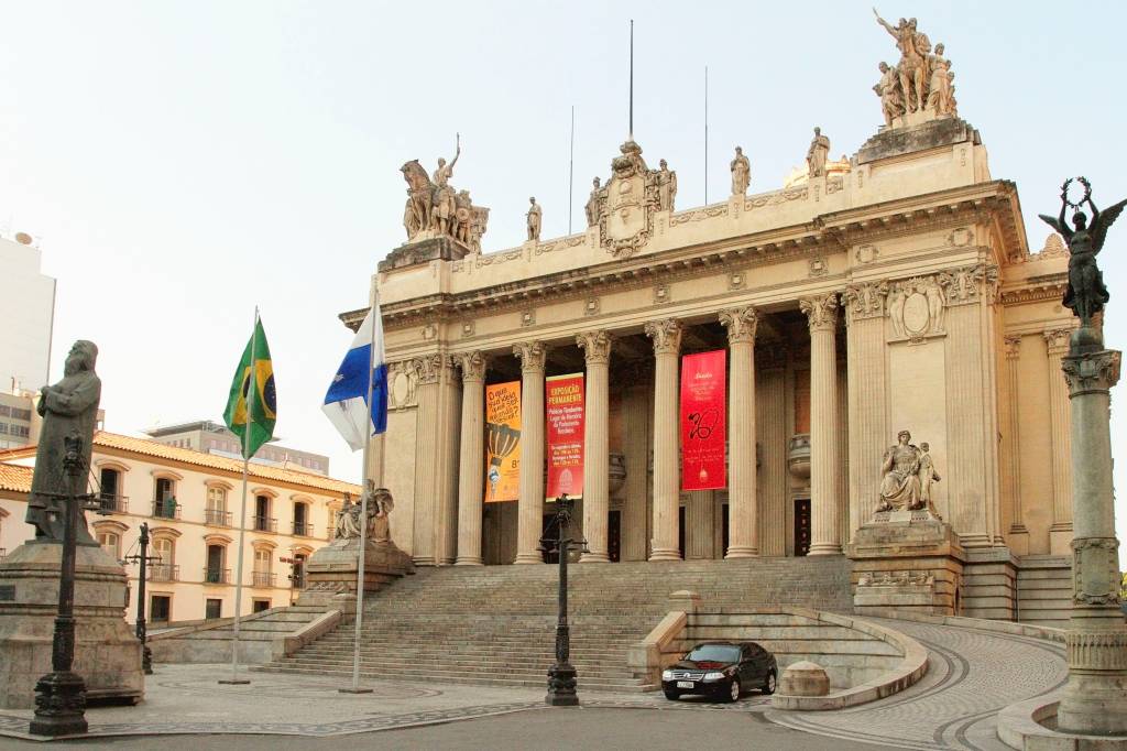 Medalha Tiradentes para ONG LGBT gera bate-boca no plenário da Alerj