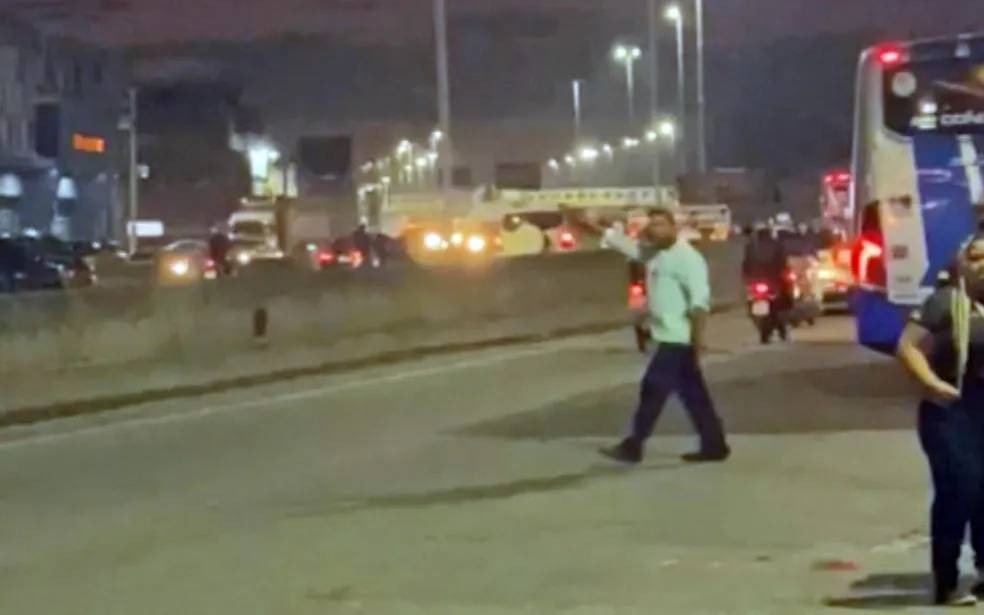 Viralizou: do nada, motorista abandona ônibus lotado na Avenida Brasil