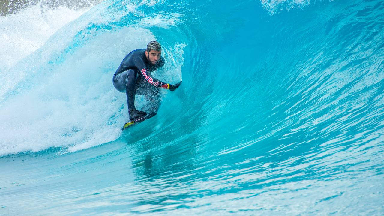 Pedro Scooby surfando