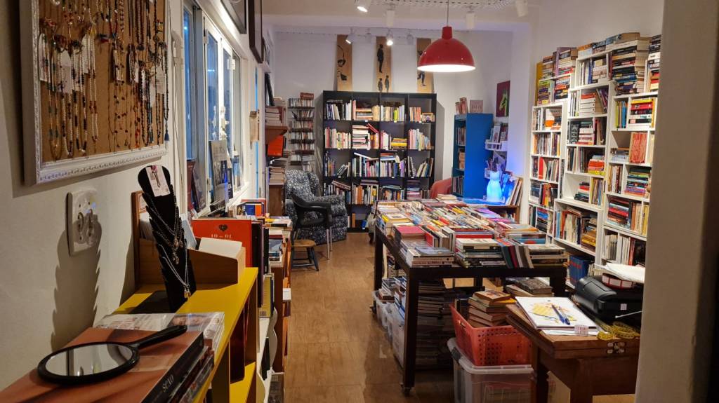 Mais livro, menos farmácia: médicos se unem para abrir sebo em Laranjeiras