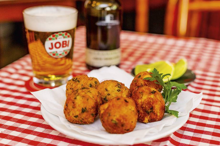 Jobi: balcão na rua tem coleção de petiscos como bolinhos de bacalhau