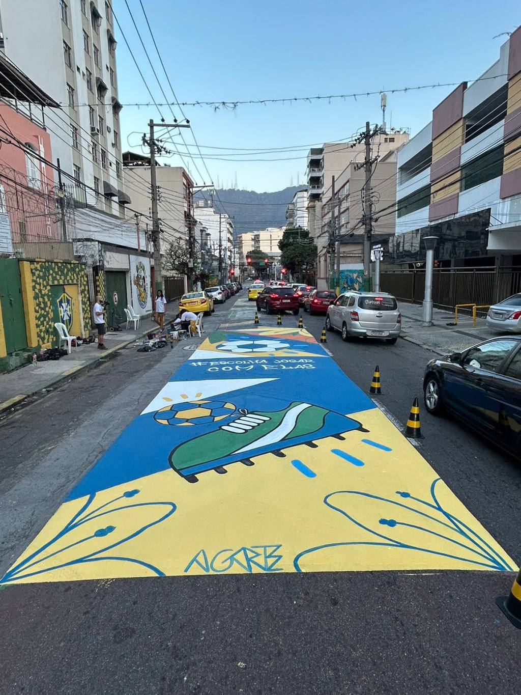 Efeito Copa: rua de Vila Isabel renova pintura para torneio feminino