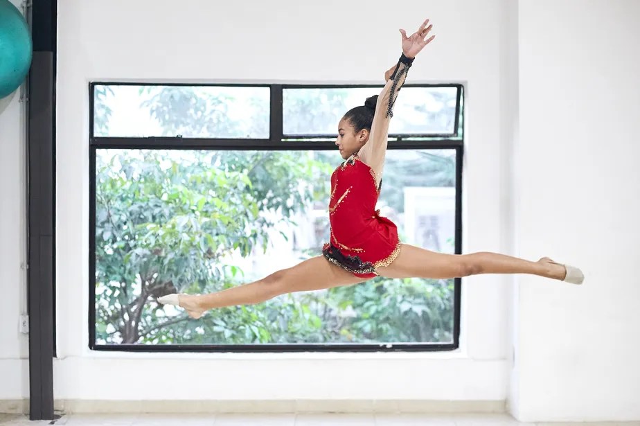 Ginasta de 11 anos vende biscoitos para disputar competição na Holanda