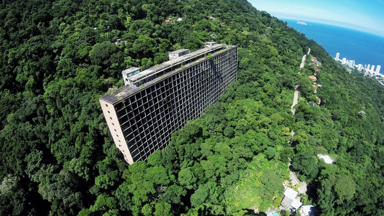 Foto mostra prédio esqueleto abandonado na floresta da Tijuca