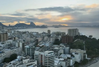 Foto mostra vista pra Praia de Copacabana e dos prédios do bairro