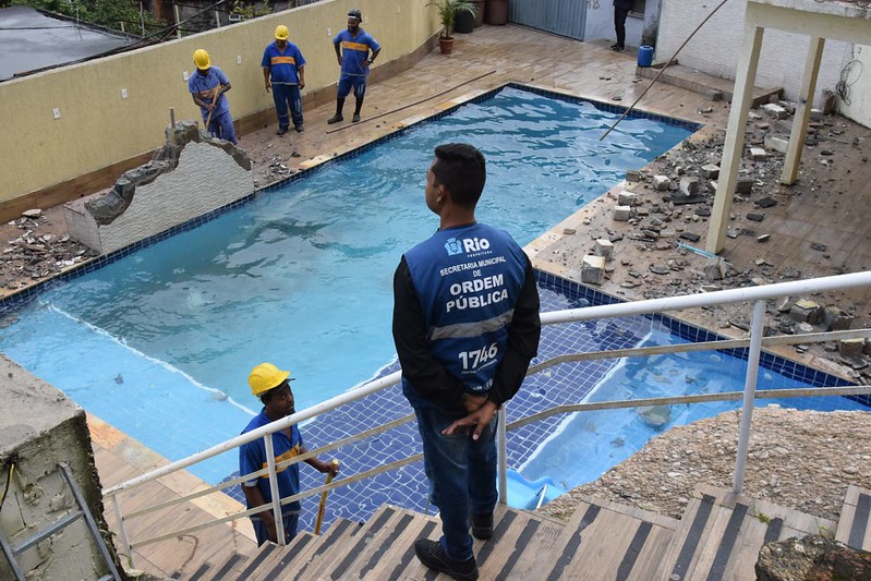 Secretaria de Ordem Pública demole casa de luxo na Rocinha