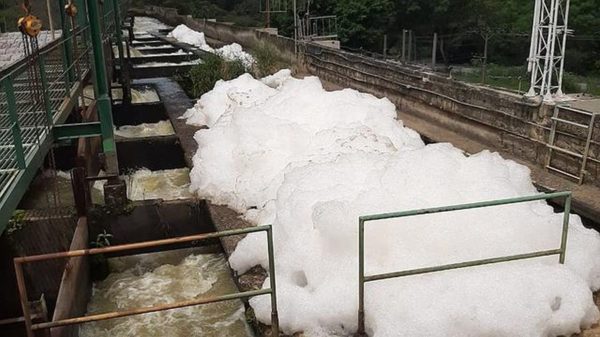 Espuma interrompeu por 14 horas o fornecimento de água no Rio de Janeiro