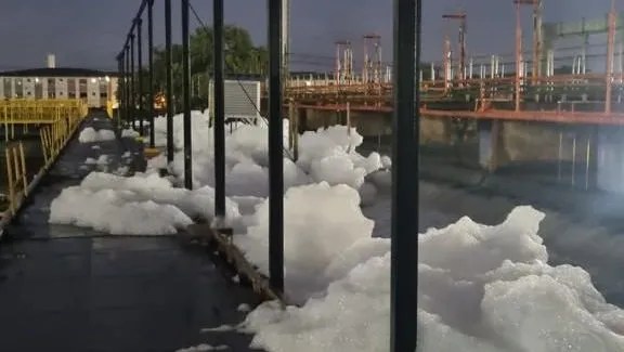 Empresa que despejou espuma no Guandu é multada em mais de R$ 10 milhões