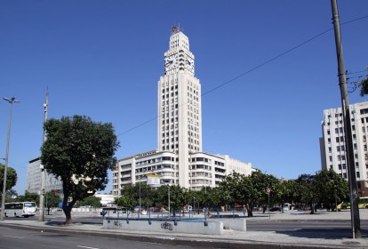 Central: já foi tradição acertar os ponteiro no pulso pelo relógio imenso